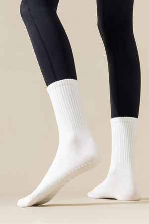Non Slip Silicone Grip Mid Calf Yoga Socks for Pilates and Indoor Fitness